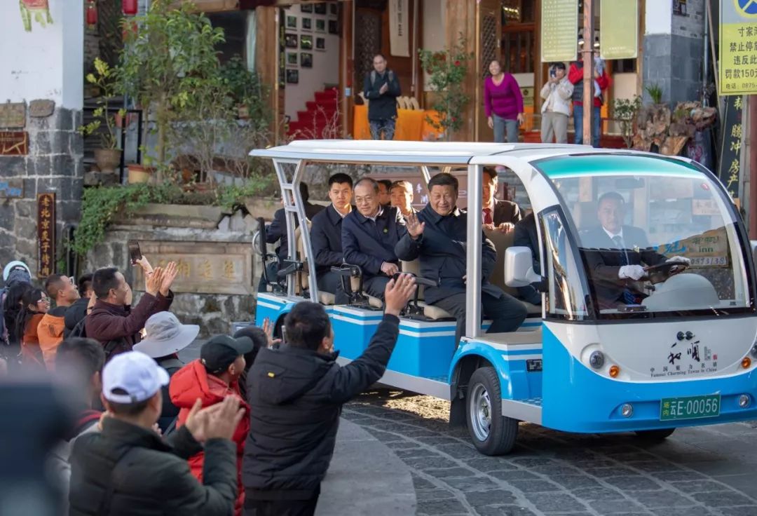 <b>春节前，习近平考察、调研时再一次坐上了低速电动车！</b>