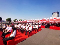 <b>五星黑马开行业先河之最，数百辆战车集体投放全国市场！</b>