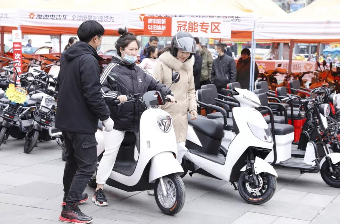 <b>全国性爆棚热销再次印证雅迪龙头实力，全面倍增战略再加速！</b>